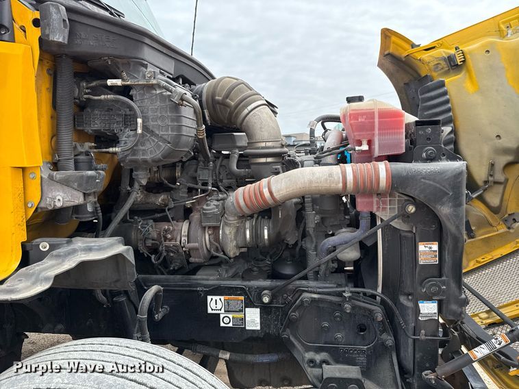 image for item EJ4585 2021 Kenworth T680 semi truck