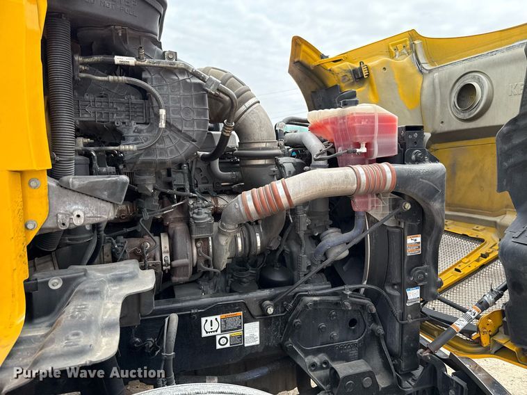 image for item EJ4585 2021 Kenworth T680 semi truck