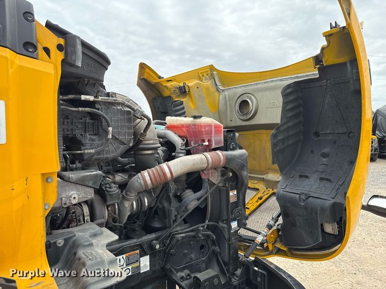 image for item EJ4585 2021 Kenworth T680 semi truck