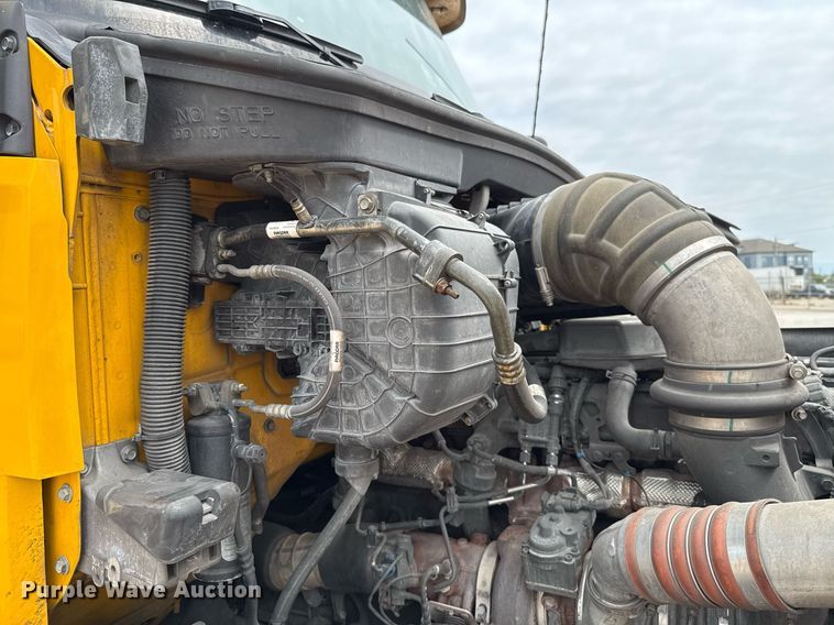 image for item EJ4585 2021 Kenworth T680 semi truck