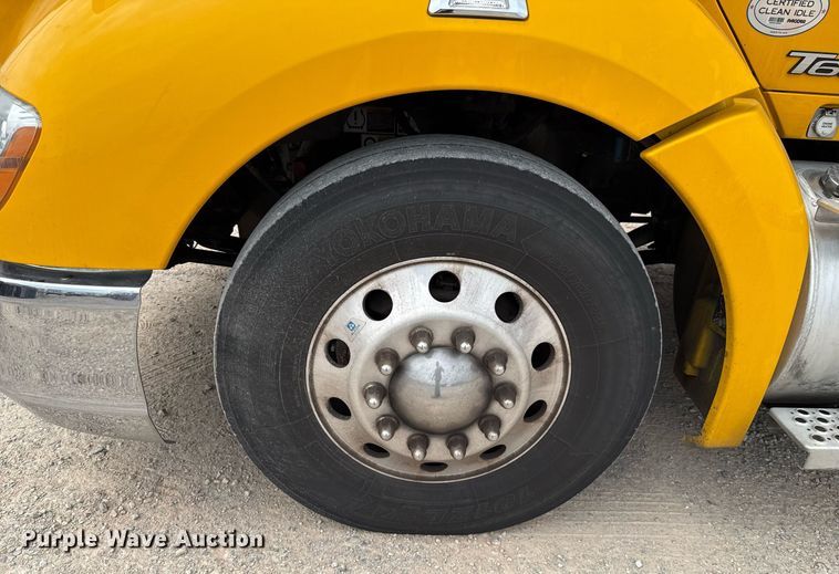 image for item EJ4585 2021 Kenworth T680 semi truck