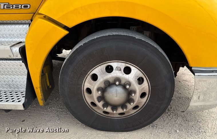 image for item EJ4585 2021 Kenworth T680 semi truck