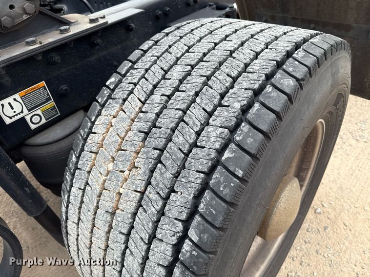 image for item EJ4585 2021 Kenworth T680 semi truck