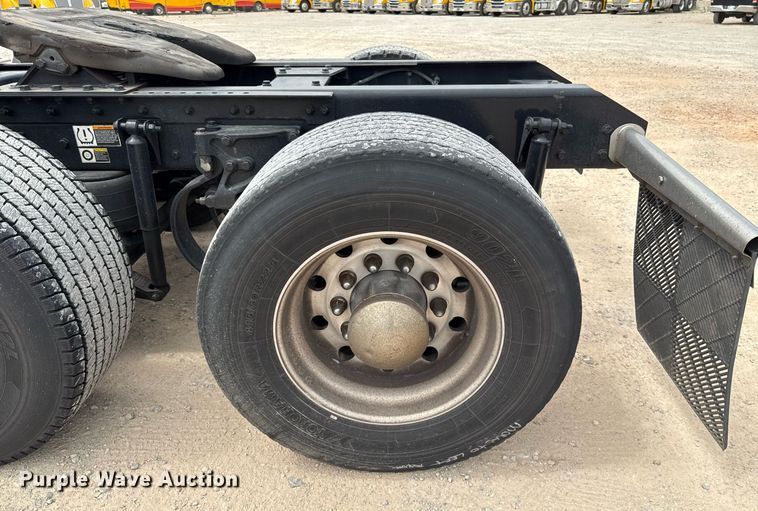 image for item EJ4585 2021 Kenworth T680 semi truck