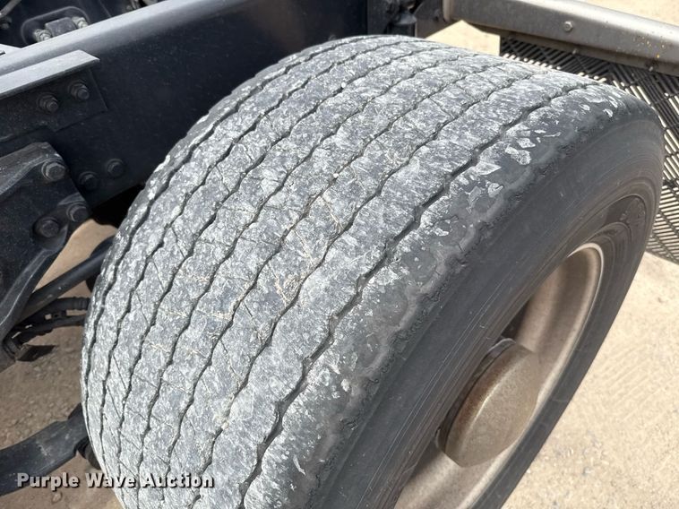 image for item EJ4585 2021 Kenworth T680 semi truck