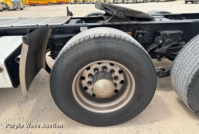 image for item EJ4585 2021 Kenworth T680 semi truck