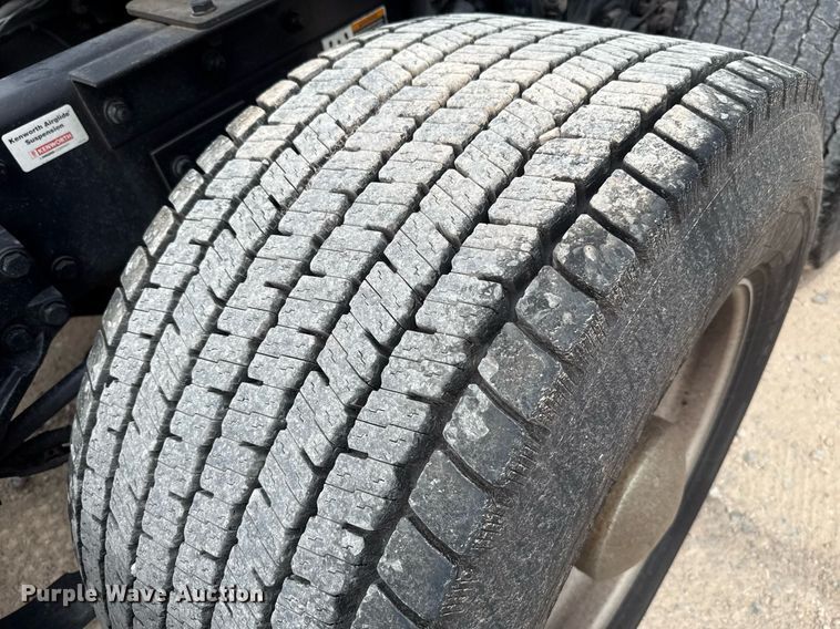 image for item EJ4585 2021 Kenworth T680 semi truck