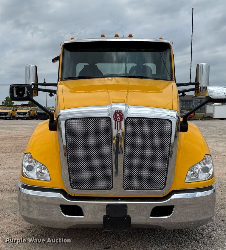 image for item EJ4586 2022 Kenworth T680 semi truck