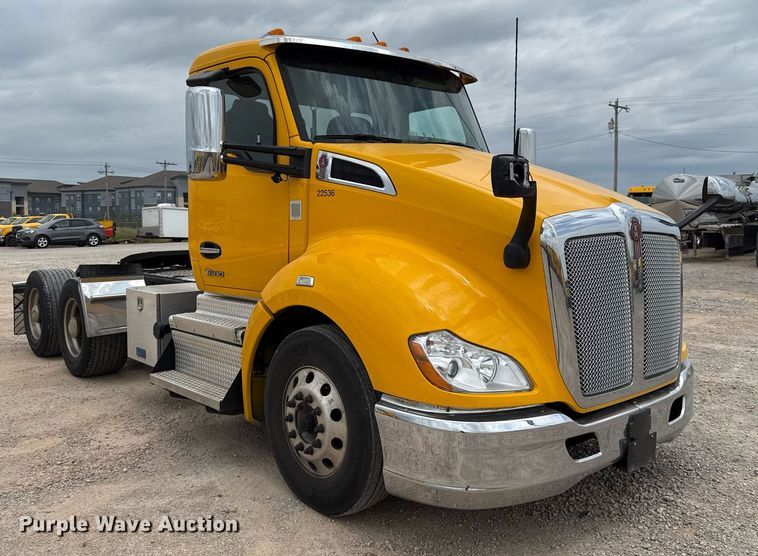 image for item EJ4586 2022 Kenworth T680 semi truck