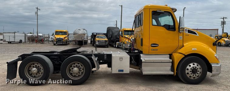 image for item EJ4586 2022 Kenworth T680 semi truck