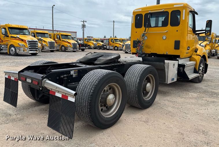 image for item EJ4586 2022 Kenworth T680 semi truck