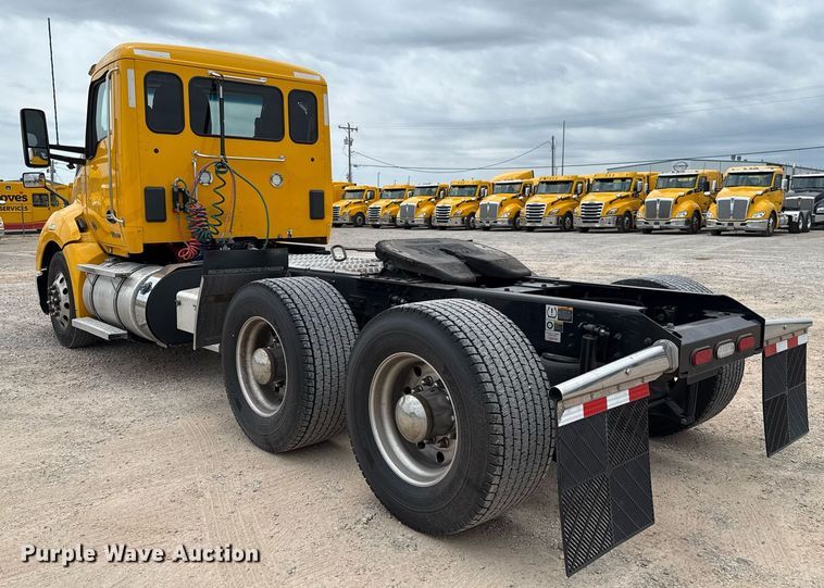 image for item EJ4586 2022 Kenworth T680 semi truck