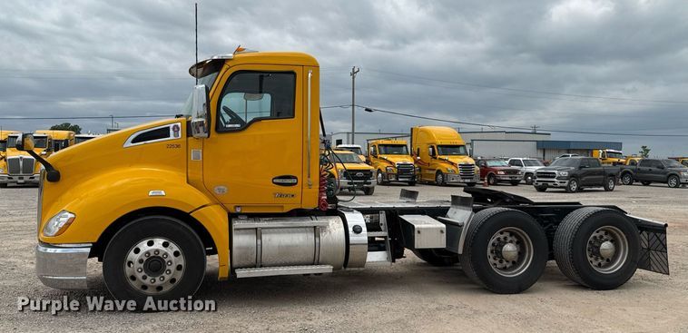 image for item EJ4586 2022 Kenworth T680 semi truck