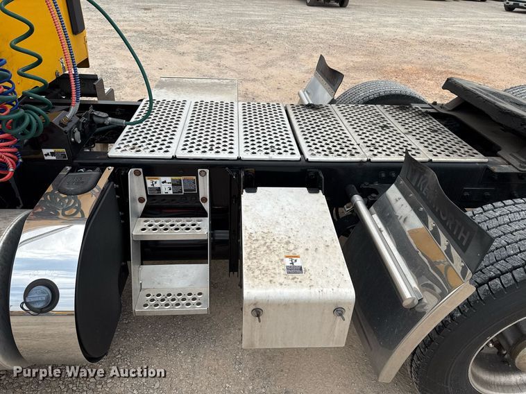 image for item EJ4586 2022 Kenworth T680 semi truck