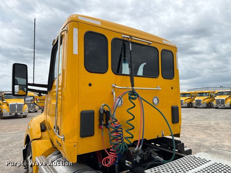 image for item EJ4586 2022 Kenworth T680 semi truck