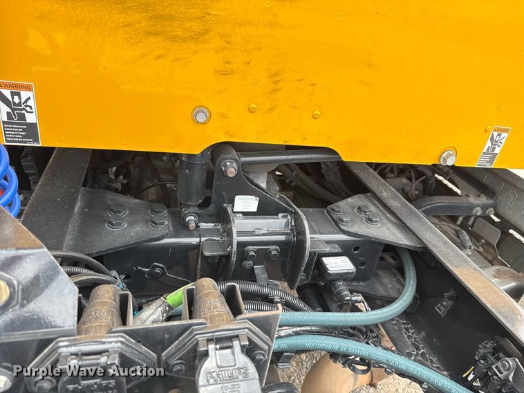 image for item EJ4586 2022 Kenworth T680 semi truck