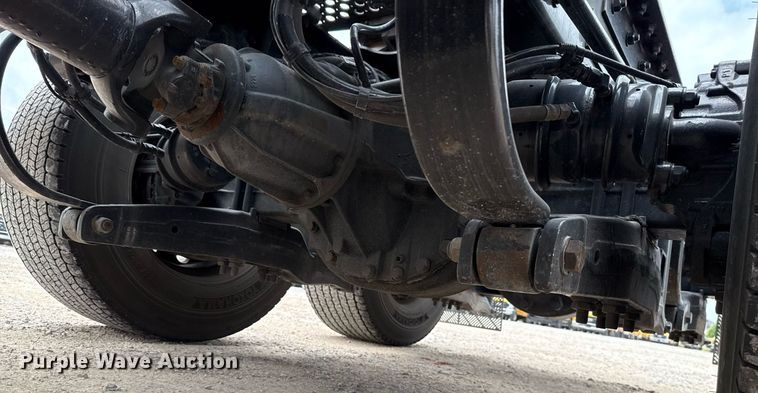 image for item EJ4586 2022 Kenworth T680 semi truck