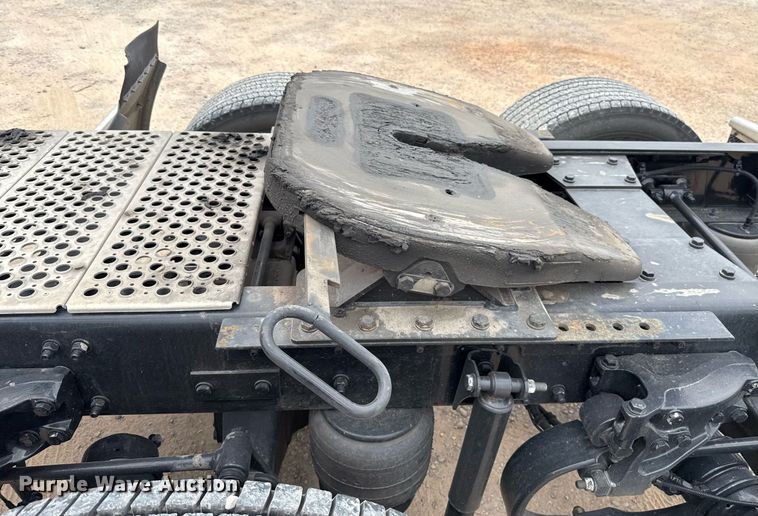 image for item EJ4586 2022 Kenworth T680 semi truck