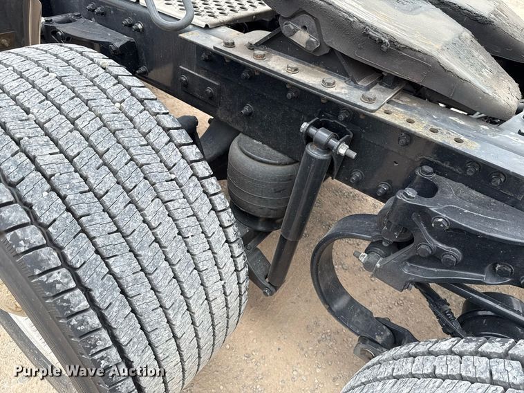 image for item EJ4586 2022 Kenworth T680 semi truck