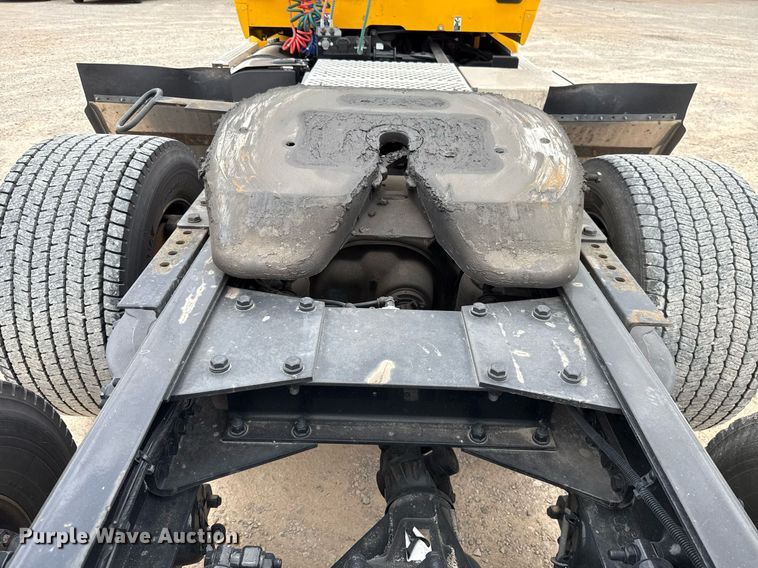 image for item EJ4586 2022 Kenworth T680 semi truck