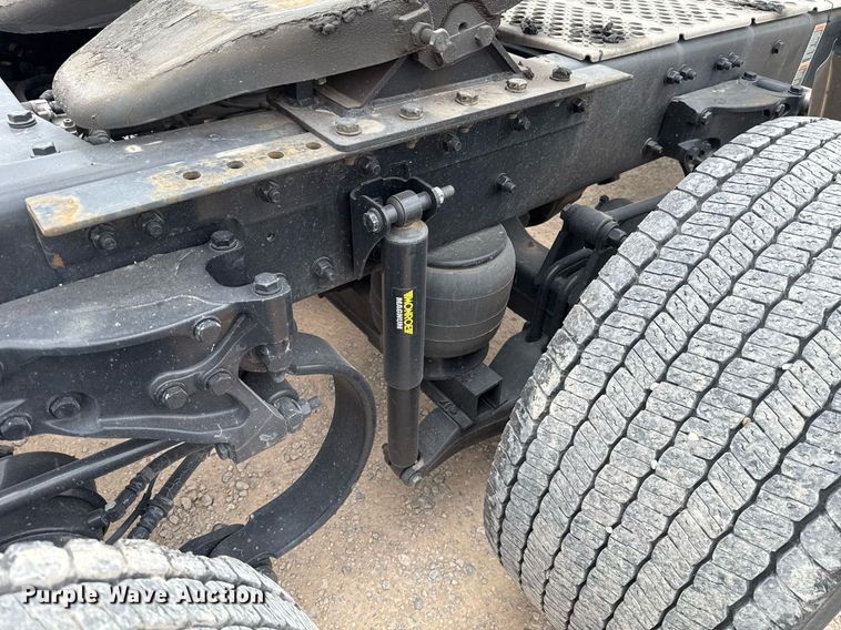 image for item EJ4586 2022 Kenworth T680 semi truck