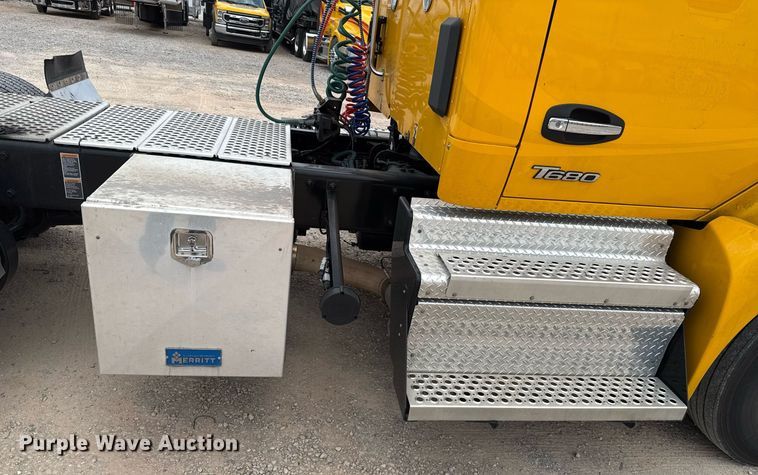 image for item EJ4586 2022 Kenworth T680 semi truck