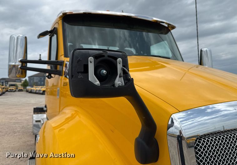 image for item EJ4586 2022 Kenworth T680 semi truck