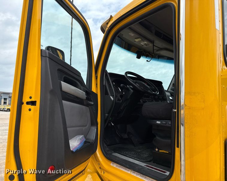image for item EJ4586 2022 Kenworth T680 semi truck