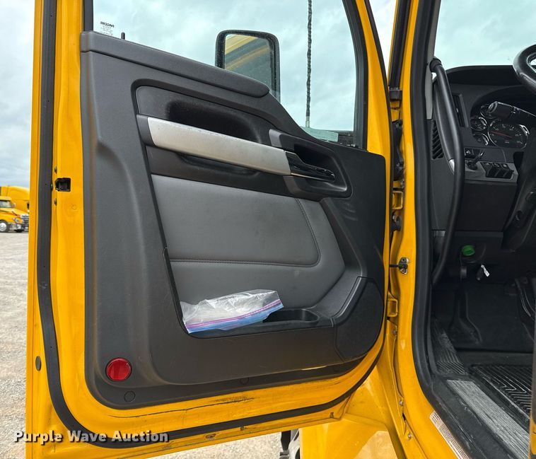 image for item EJ4586 2022 Kenworth T680 semi truck