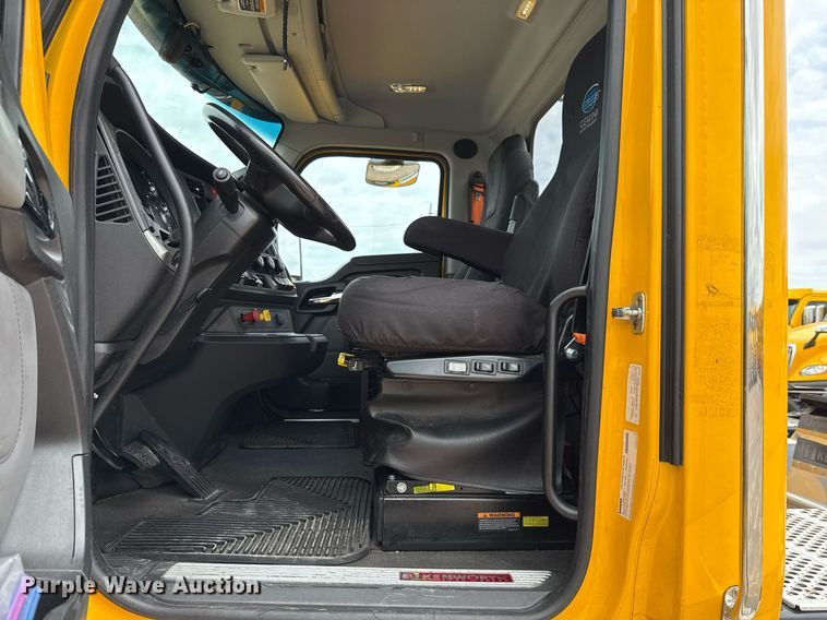 image for item EJ4586 2022 Kenworth T680 semi truck