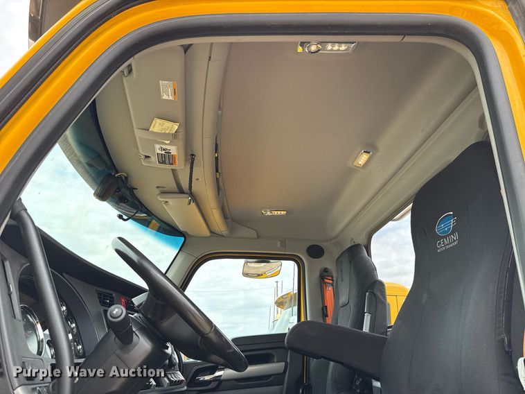 image for item EJ4586 2022 Kenworth T680 semi truck