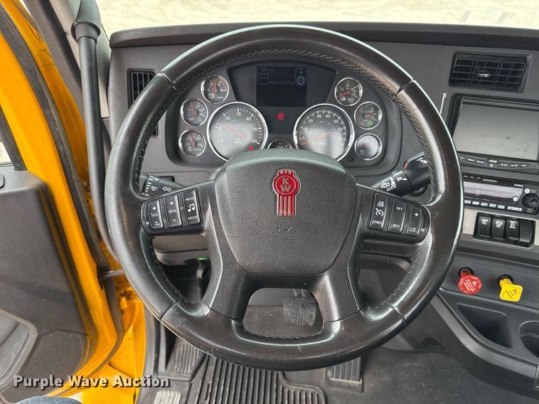 image for item EJ4586 2022 Kenworth T680 semi truck