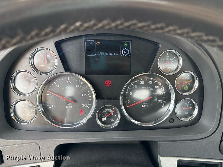 image for item EJ4586 2022 Kenworth T680 semi truck