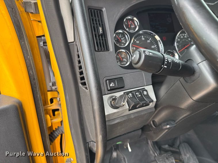 image for item EJ4586 2022 Kenworth T680 semi truck