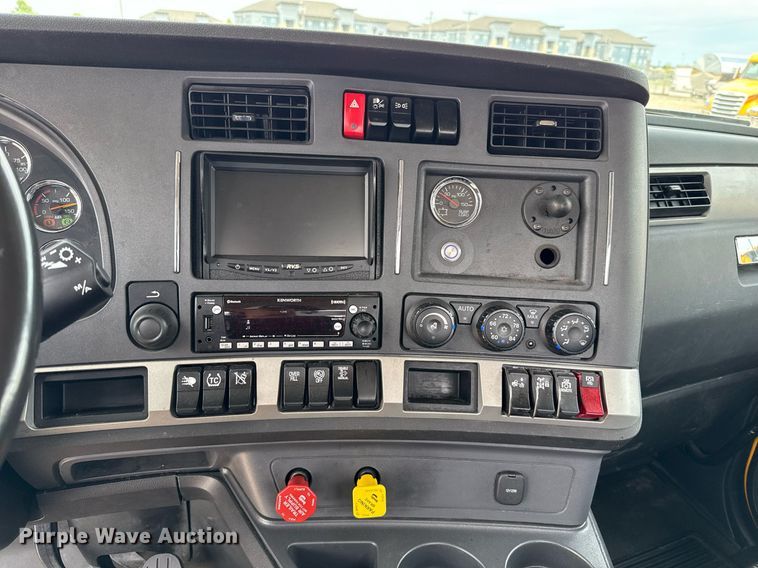 image for item EJ4586 2022 Kenworth T680 semi truck