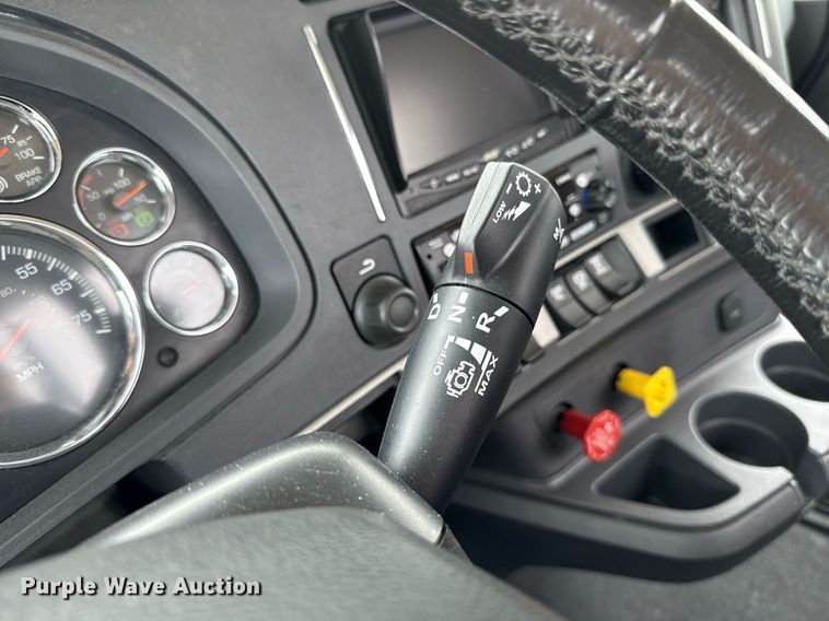 image for item EJ4586 2022 Kenworth T680 semi truck