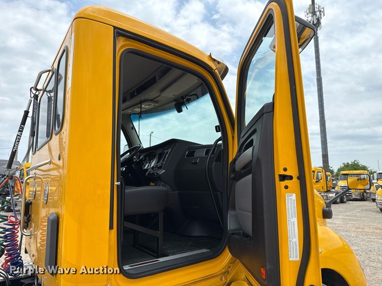 image for item EJ4586 2022 Kenworth T680 semi truck