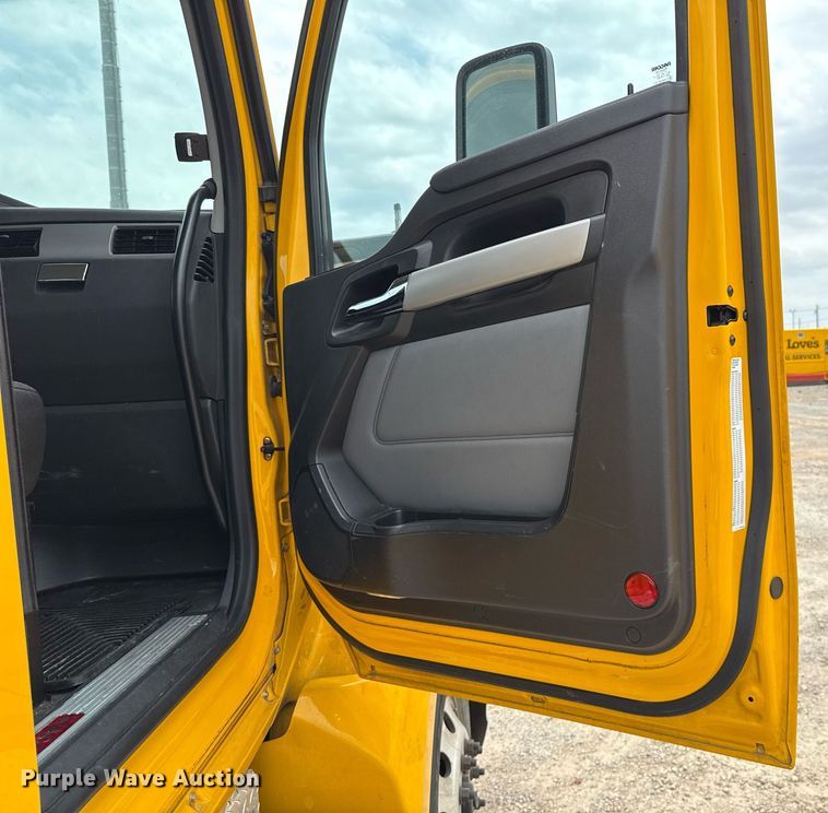 image for item EJ4586 2022 Kenworth T680 semi truck