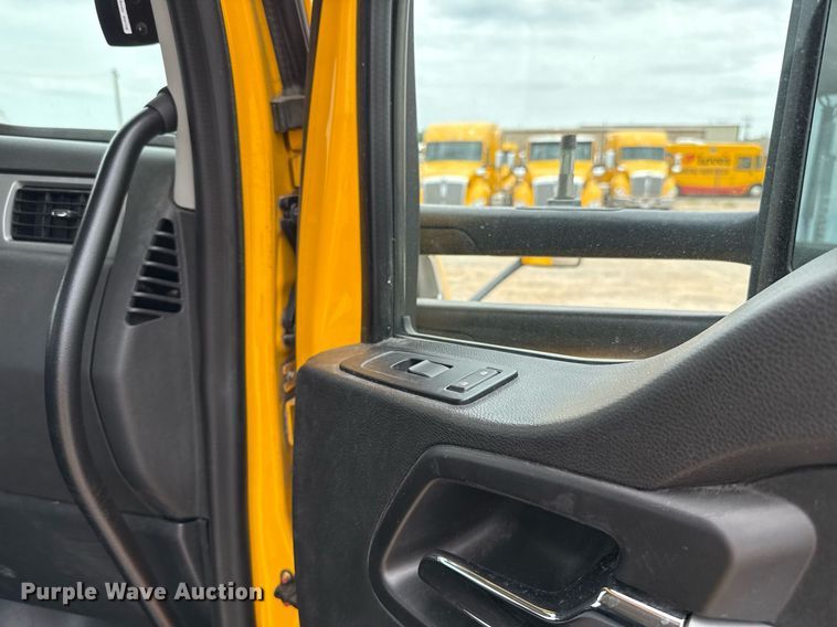 image for item EJ4586 2022 Kenworth T680 semi truck