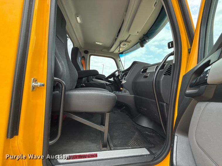 image for item EJ4586 2022 Kenworth T680 semi truck