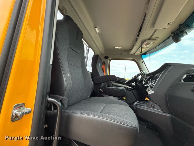 image for item EJ4586 2022 Kenworth T680 semi truck