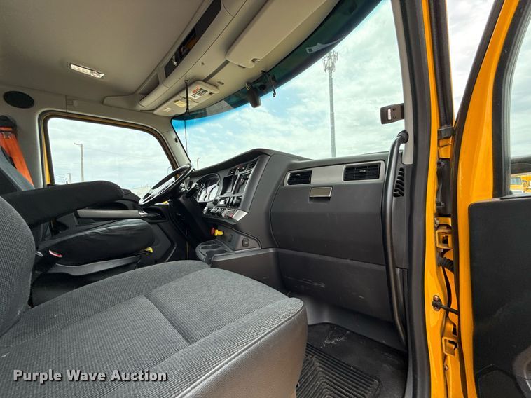image for item EJ4586 2022 Kenworth T680 semi truck