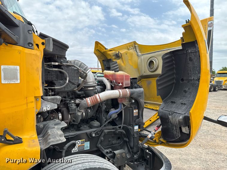 image for item EJ4586 2022 Kenworth T680 semi truck