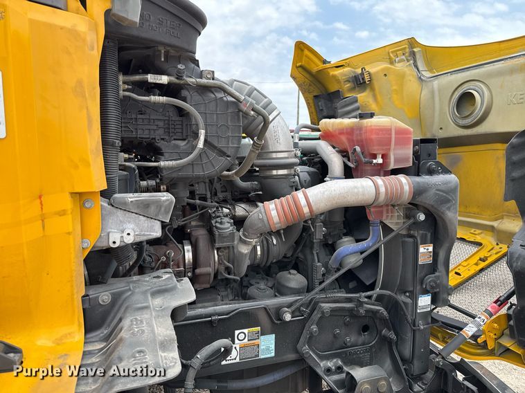 image for item EJ4586 2022 Kenworth T680 semi truck