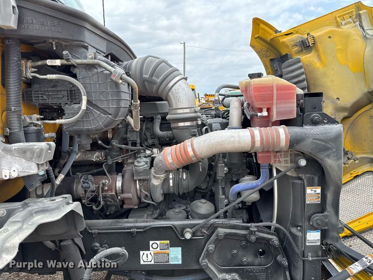 image for item EJ4586 2022 Kenworth T680 semi truck