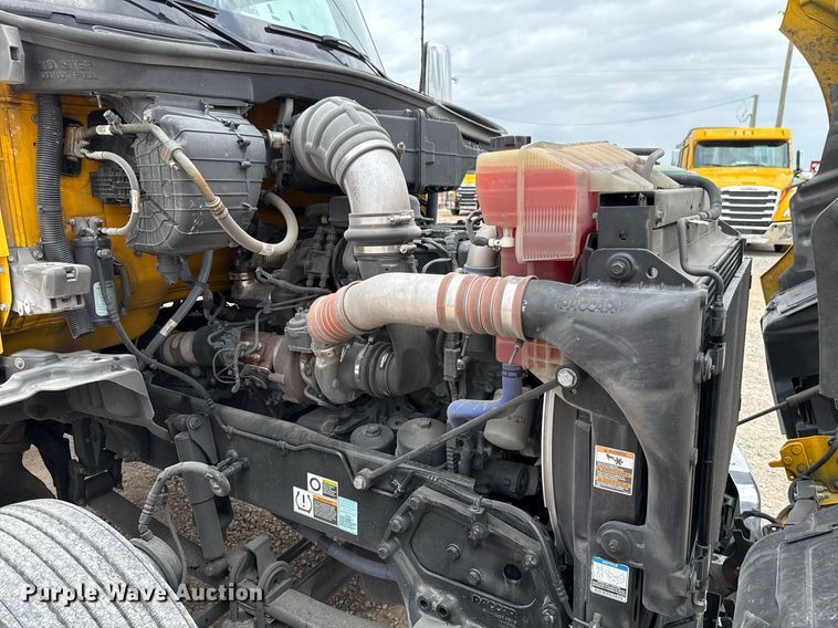 image for item EJ4586 2022 Kenworth T680 semi truck