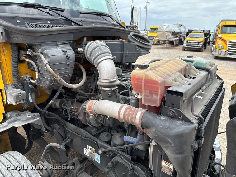 image for item EJ4586 2022 Kenworth T680 semi truck