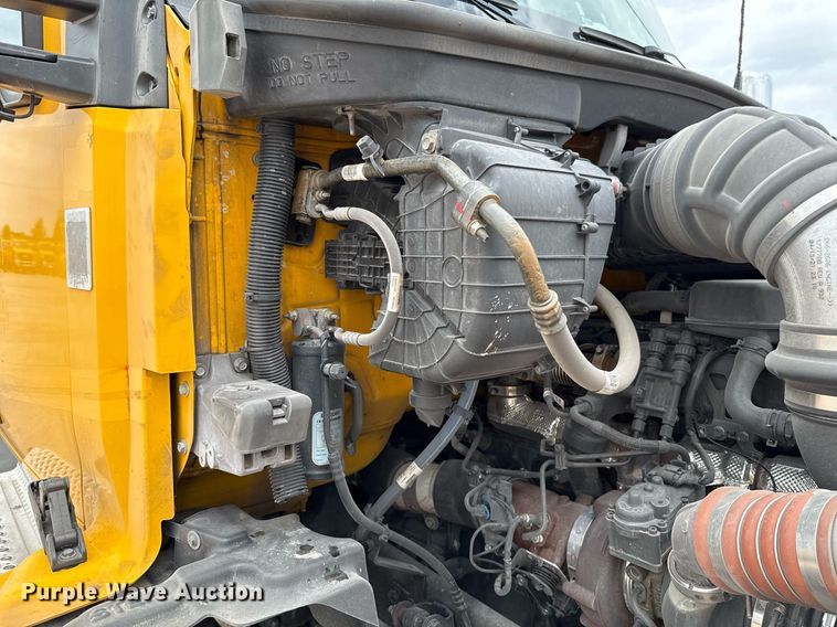 image for item EJ4586 2022 Kenworth T680 semi truck