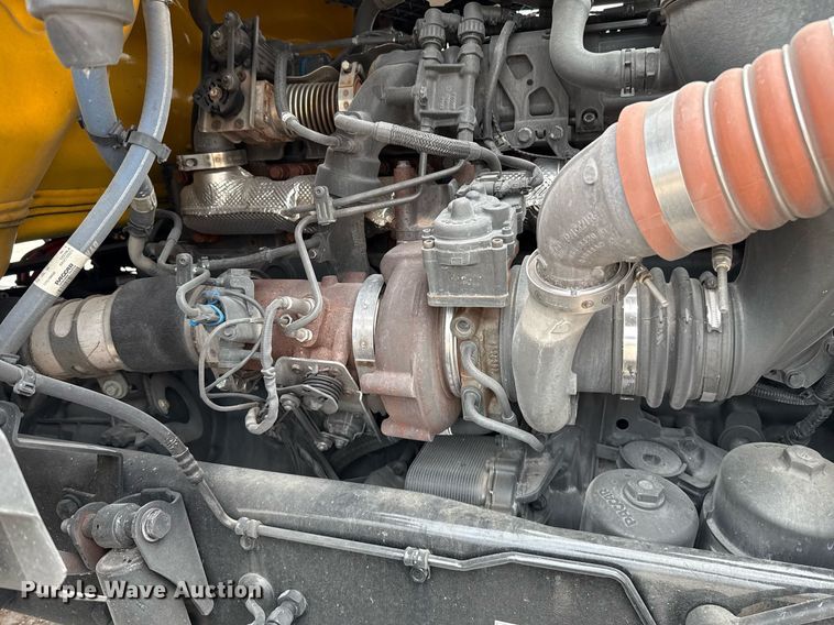 image for item EJ4586 2022 Kenworth T680 semi truck