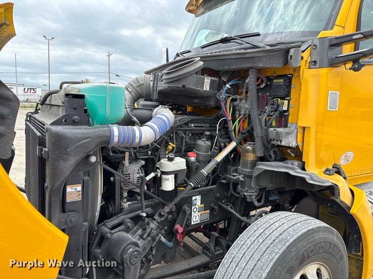 image for item EJ4586 2022 Kenworth T680 semi truck